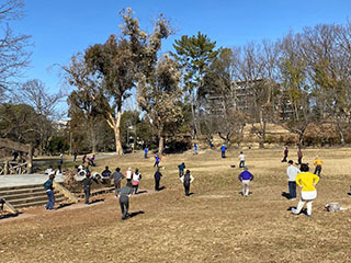 写真：千里南公園で体操をする様子2