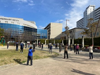 写真：亥の子谷公園で体操をする様子