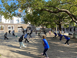 写真：江坂公園で体操をする様子