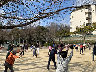 写真：山田西第2公園で体操をする様子