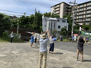 写真：春日会館前で体操をする様子2