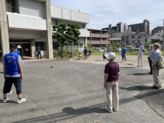 写真：春日会館前で体操をする様子1