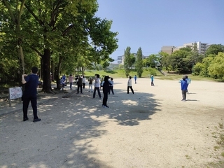 写真：津雲台公園で体操する様子