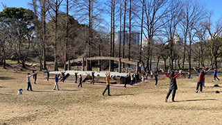 写真：千里南公園で体操をする様子1