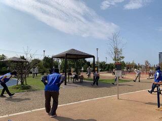 写真：レールサイド公園で体操をする様子