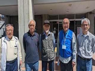 写真:春日会館前で体操をする様子1
