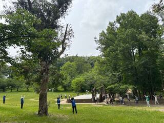 写真：千里南公園で体操をする様子2