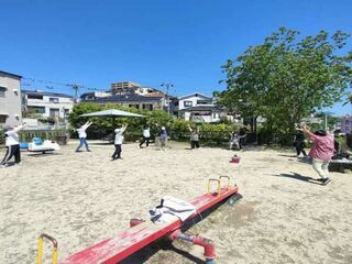 写真：新芦屋下公園で体操をする様子2