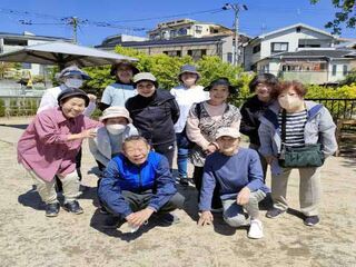 写真:新芦屋下公園で体操をする様子1