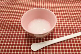 動画サムネイル：【離乳食作り方】炊飯器で米からつくる10倍がゆ