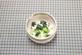 動画サムネイル：【離乳食作り方】豆腐と青菜の炒め物