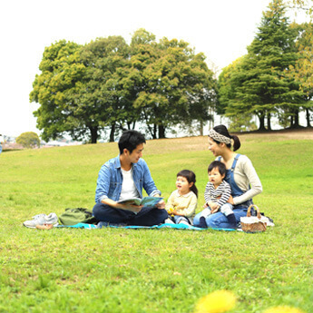 写真：公園でくつろぐ親子