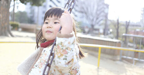 写真：ブランコに乗る子ども