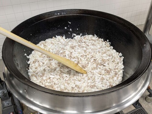 玉ねぎを炒める様子