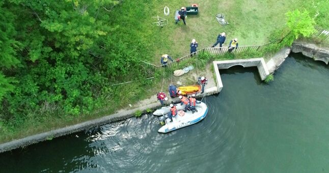 写真：要救助者を陸上隊員に引き継ぎ（ドローン画像）