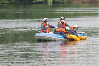 写真：要救助者をボート上に救出