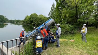 写真：救命ボートを池に入水