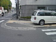 歩道上の迷惑駐車の写真