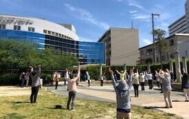 写真：広場で体操をする人々