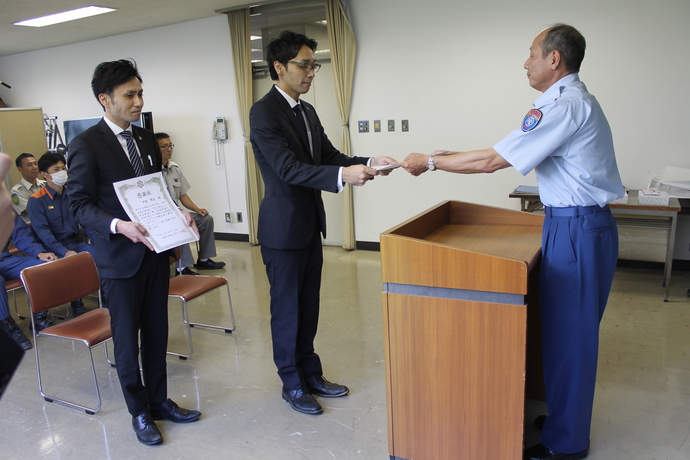 写真：東消防署廣瀬署長吉田雅史さんより　吉田雅史さん、大平隼人さんへ感謝状の授与