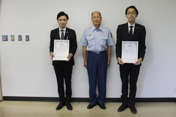 写真：吉田雅史さん　東消防署廣瀬署長吉田雅史さん　大平隼人さんと記念写真