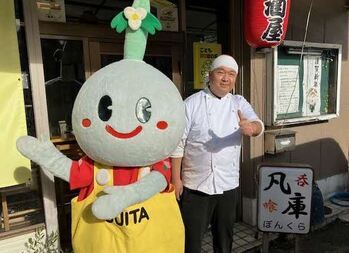 写真：凡庫さんの店主とすいたん