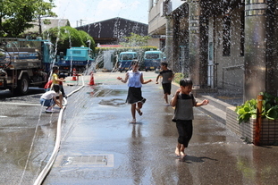 水膜ホースで水浴び