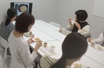 写真：試食の様子