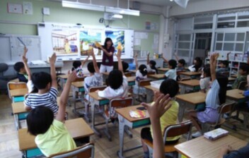 動物愛護教育の授業風景の写真