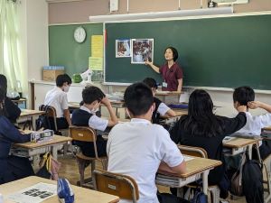 動物愛護教育の授業風景の写真