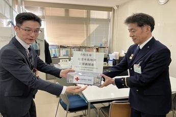 消防長から福祉部長へ義援金を手渡している様子