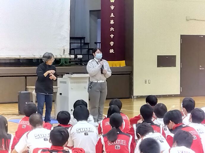 中学生に対する救急入門コースでPR活動をする女性消防吏員