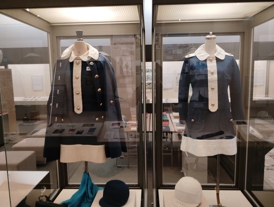 万国博ホステスユニフォーム展示