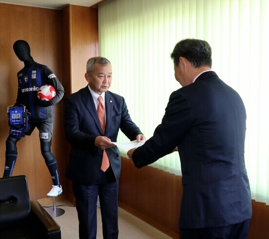 市長から感謝状を受け取る小椋代表取締役社長の様子
