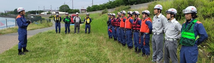 訓練終了の報告を行い、西消防署長から講評を受けます。