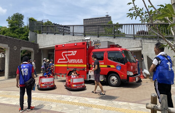 消防車展示、ミニ消防車の展示と体験乗車風景