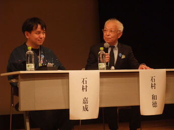 本人役で出演した石村嘉成さんと父親の石村和徳さん