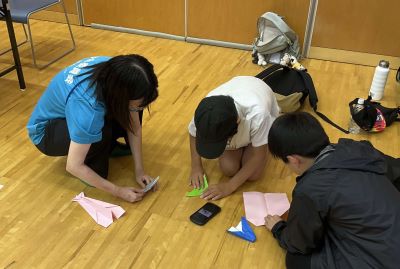 写真：青少年委員会主催 紙飛行機イベント