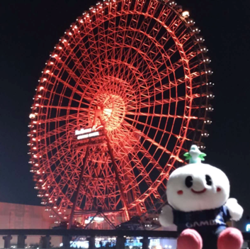 エキスポシティ観覧車のWリボンカラーライトアップの写真