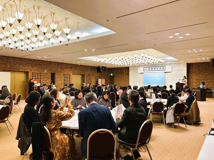 講義を聴く参加者たちの写真