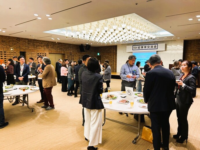 懇親会で歓談する参加者の写真