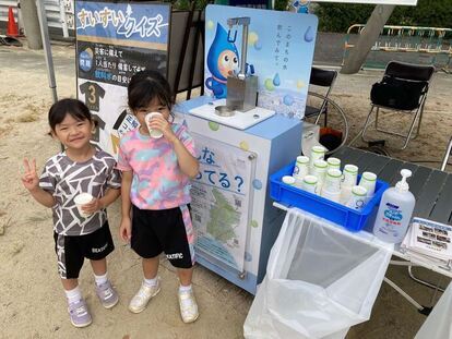 スイスイサーバーからの水道水を飲む子どもたち