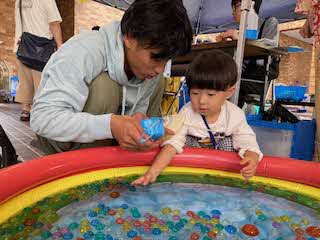 スーパーボールすくいをしている男の子の様子