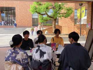 縁日カフェをしながら水道水の説明を受けている様子