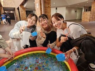 スーパーボールすくいをしている様子