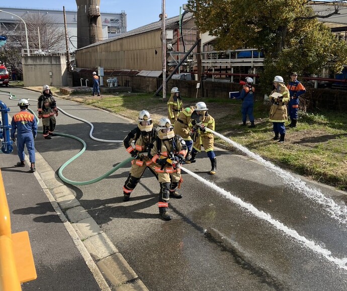 消防車からホースを延長し、放水します。