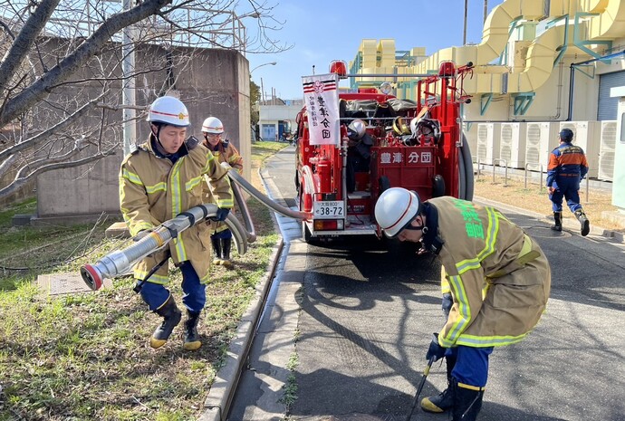 消防車のホースを接続し消火栓から給水します。