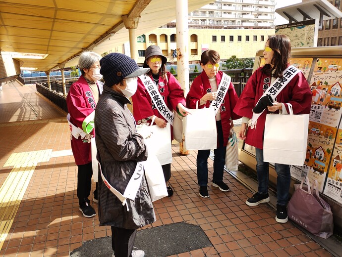 街頭広報の様子