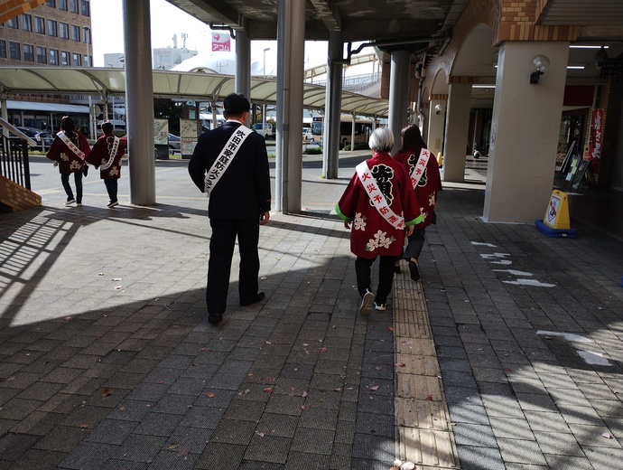 街頭広報の様子