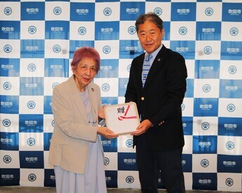 熊谷様から後藤市長へ目録を贈呈いただきました。